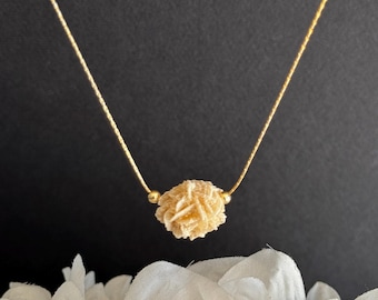 Collar de cristal de rosa del desierto • Colgante de selenita • Relleno de oro de 14 quilates o plata de ley • Longitudes ajustables • Listo para regalar