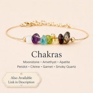 Pu&ograve; includere: Un braccialetto con catena dorata con sette pietre preziose colorate: pietra di luna, ametista, apatite, peridoto, citrino, granato e quarzo fum&eacute;. La parola "Chakras" &egrave; visualizzata sotto, con una nota che il link &egrave; nella descrizione.