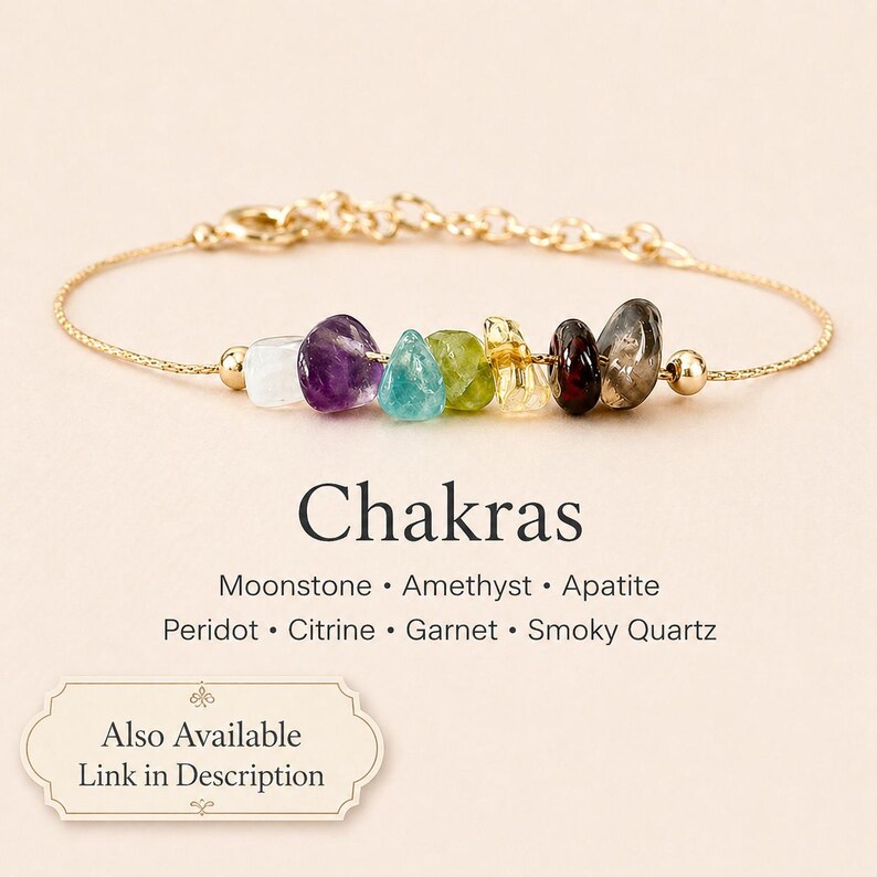 Pu&ograve; includere: Un braccialetto con catena dorata con sette pietre preziose colorate: pietra di luna, ametista, apatite, peridoto, citrino, granato e quarzo fum&eacute;. La parola "Chakras" &egrave; visualizzata sotto, con una nota che il link &egrave; nella descrizione.