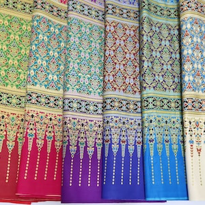 Guldtryckt batikbomullstyg: Thailändskt sarong-omslagstyg (102 x 183 cm), osydd tyg