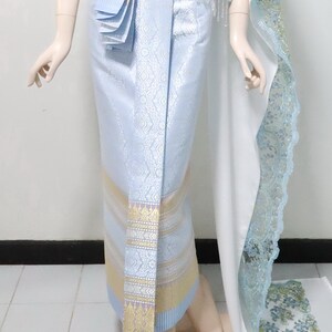 Guldbrokad syntetiskt sidentyg: Thailändsk Lanna-design, osydd polyestertextil, osydd tyg bild 10