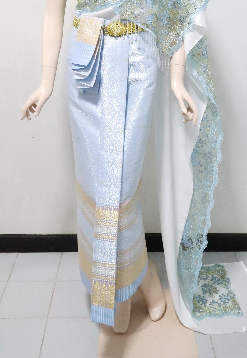 Guldbrokad syntetiskt sidentyg: Thailändsk Lanna-design, osydd polyestertextil, osydd tyg bild 10