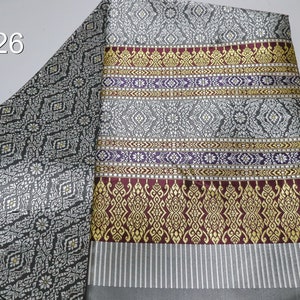 Guldbrokad syntetiskt sidentyg: Thailändsk Lanna-design, osydd polyestertextil, osydd tyg #26 Silver-Gray