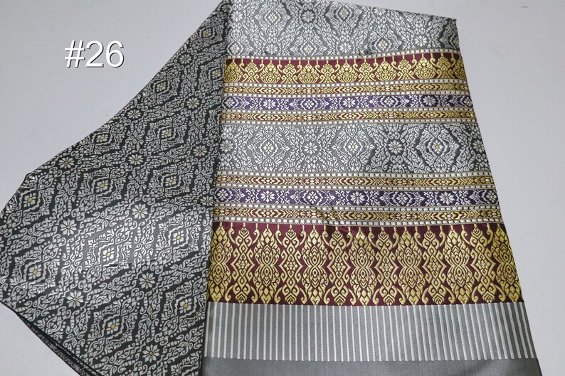 Guldbrokad syntetiskt sidentyg: Thailändsk Lanna-design, osydd polyestertextil, osydd tyg #26 Silver-Gray