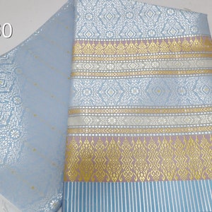 Guldbrokad syntetiskt sidentyg: Thailändsk Lanna-design, osydd polyestertextil, osydd tyg #60 Baby Blue