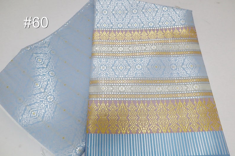 Guldbrokad syntetiskt sidentyg: Thailändsk Lanna-design, osydd polyestertextil, osydd tyg #60 Baby Blue