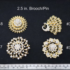 Thai Costume Brooch: Metal-Plated Chut Thai Accessory