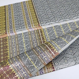 Guldbrokad syntetiskt sidentyg: Thailändsk Lanna-design, osydd polyestertextil, osydd tyg bild 2