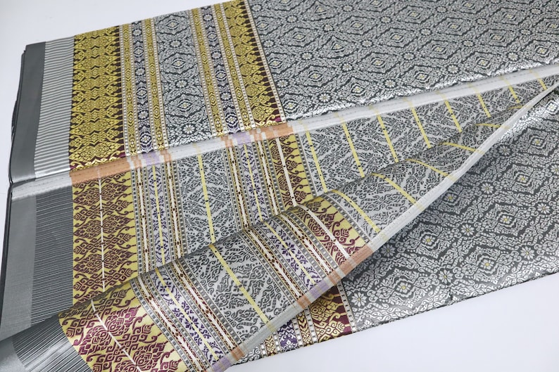 Guldbrokad syntetiskt sidentyg: Thailändsk Lanna-design, osydd polyestertextil, osydd tyg bild 2