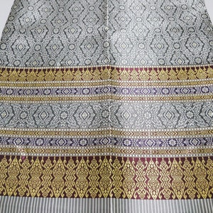 Guldbrokad syntetiskt sidentyg: Thailändsk Lanna-design, osydd polyestertextil, osydd tyg bild 5