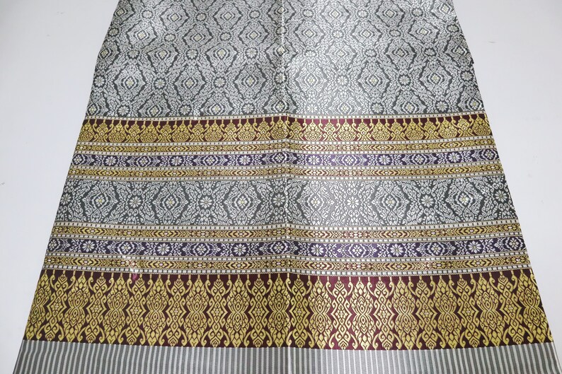 Guldbrokad syntetiskt sidentyg: Thailändsk Lanna-design, osydd polyestertextil, osydd tyg bild 5