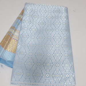 Guldbrokad syntetiskt sidentyg: Thailändsk Lanna-design, osydd polyestertextil, osydd tyg bild 6