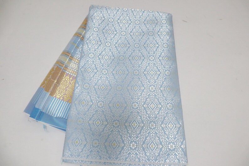 Guldbrokad syntetiskt sidentyg: Thailändsk Lanna-design, osydd polyestertextil, osydd tyg bild 6