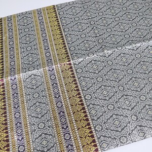 Guldbrokad syntetiskt sidentyg: Thailändsk Lanna-design, osydd polyestertextil, osydd tyg bild 3