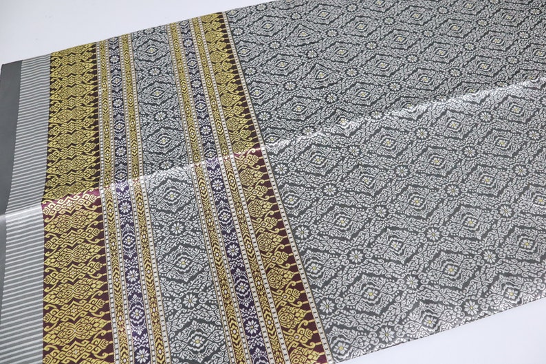Guldbrokad syntetiskt sidentyg: Thailändsk Lanna-design, osydd polyestertextil, osydd tyg bild 3