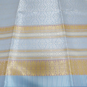 Guldbrokad syntetiskt sidentyg: Thailändsk Lanna-design, osydd polyestertextil, osydd tyg bild 4