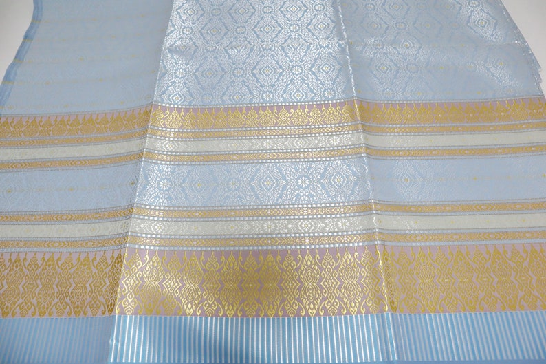 Guldbrokad syntetiskt sidentyg: Thailändsk Lanna-design, osydd polyestertextil, osydd tyg bild 4