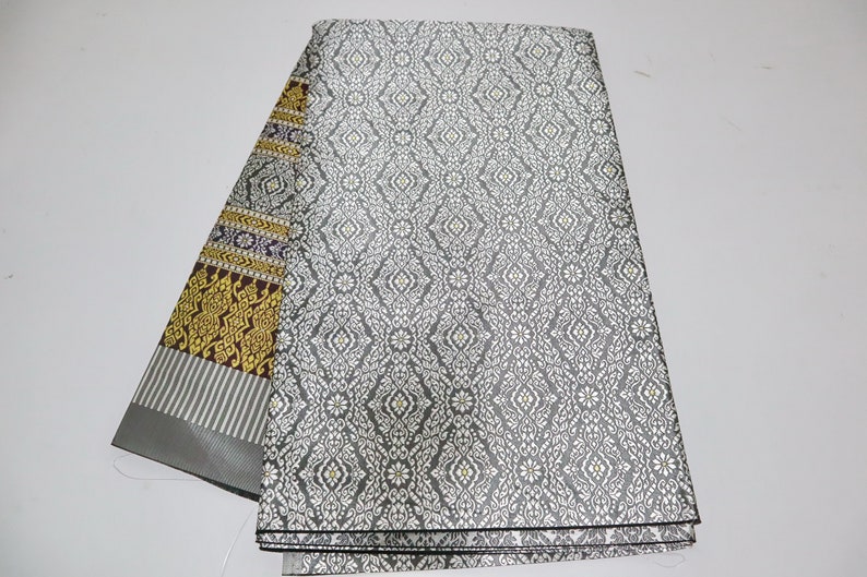 Guldbrokad syntetiskt sidentyg: Thailändsk Lanna-design, osydd polyestertextil, osydd tyg bild 7
