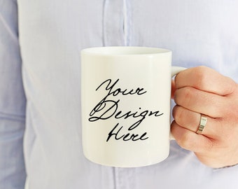 Man som håller mugg i handen Mockup, Herrmugg Mockup, Kaffemugg Stockfoto mockup med man, Maskulin 11oz vit mugg mockup med man, 393