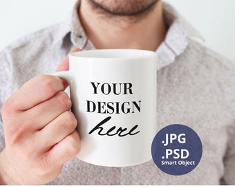 White Mug Mockup PSD con el hombre, maqueta de la taza de envoltura completa, hombre sosteniendo taza, maqueta de taza masculina, maqueta de taza de café PSD, maqueta de taza de café, 397