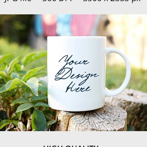 Puede incluir: Una taza de cer&aacute;mica blanca con un asa curvada, con el texto "Your Design Here" en una fuente de escritura. La taza se coloca sobre una superficie de madera con vegetaci&oacute;n en el fondo. La imagen tambi&eacute;n incluye el texto "Mug Mockup".