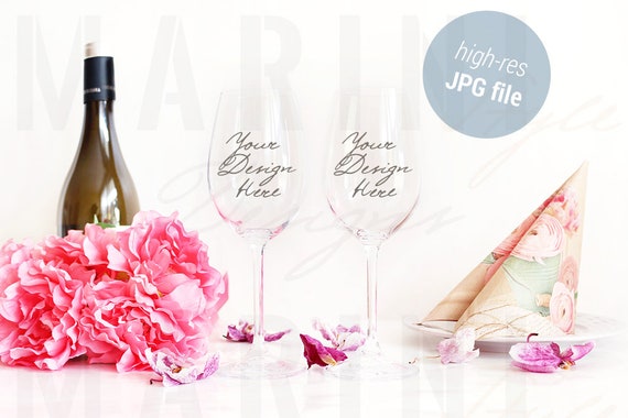 Mockup Of 2 Wine Glasses Wine Glasses With Thin