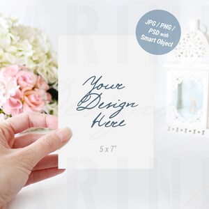 Matrimonio invito Mockup, carta Mockup 5 x 7, Wedding Stationery Mockup, cartolina d'auguri Mockup, che tiene la scheda in mani Stock foto Mockup, 940