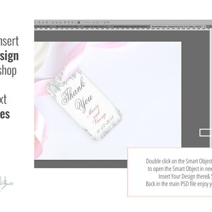 K&ouml;nnte beinhalten: Ein Photoshop-Tutorial-Bild mit dem Text "So f&uuml;gen Sie Ihr Design in Photoshop in den n&auml;chsten 2 Minuten ein". Ein Etikett mit "Thank You" und Namen wird mit rosa Band gezeigt. Ein Screenshot von Photoshop ist ebenfalls sichtbar.