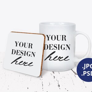 Pode incluir: Uma caneca de cerâmica branca e um descanso de copo branco com suporte de cortiça. Ambos os itens têm o texto "YOUR DESIGN here" impresso neles. A caneca tem uma alça. O descanso de copo é quadrado. Um círculo azul com o texto ".JPG .PSD" está no canto inferior direito da imagem.