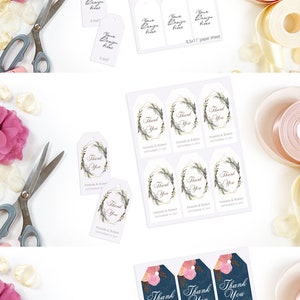 Puede incluir: Una maqueta de etiquetas de regalo de boda con diferentes dise&ntilde;os. Las etiquetas est&aacute;n impresas en papel blanco y presentan varios dise&ntilde;os, incluyendo coronas de flores, mezclilla con flores rosas y texto simple. Las etiquetas se muestran sobre un fondo blanco con tijeras y cinta.