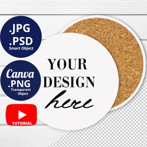 Może przedstawiać: Biała okrągła podkładka pod kubek z korkowym spodem. Podkładka zawiera napis "YOUR DESIGN here" w kolorze czarnym. Mockup znajduje się na białym drewnianym tle.