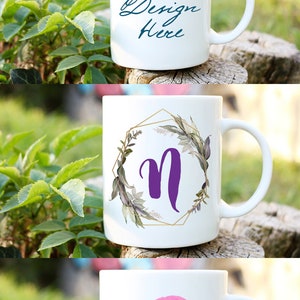 Puede incluir: Maqueta de taza de cer&aacute;mica blanca con tres dise&ntilde;os diferentes. La primera taza tiene el texto "Your Design Here". La segunda taza tiene la letra morada "n" dentro de una corona floral. La tercera taza tiene el texto "but first COFFEE" sobre un fondo de acuarela rosa.