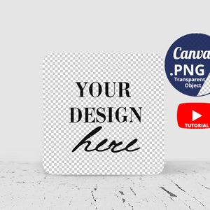 Puede incluir: Un cuadrado blanco con un fondo transparente. El texto "YOUR DESIGN here" está escrito en negro en el cuadrado. El cuadrado está sentado sobre una superficie de madera blanca. Hay un círculo azul con el texto "Canva .PNG Transparent Object" y un círculo rojo con un botón de reproducción y el texto "TUTORIAL" en blanco.