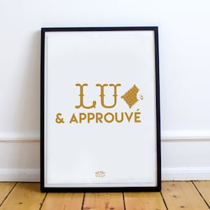 Peut inclure: Une affiche encadrée avec un fond blanc et du texte doré qui dit "LU & APPROUVÉ" avec une image stylisée d'un biscuit.