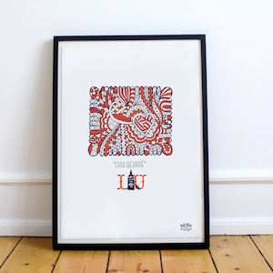 Peut inclure: Une impression encadrée avec un motif abstrait coloré dans des tons de bleu, orange et blanc. L'impression présente le texte "Chui Beurre" et "LU" avec une illustration stylisée d'une bouteille. L'impression est encadrée en noir.