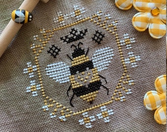 Quirky Quaker Queen Bee - PDF Pattern - Garden Delights - Darling & Whimsy Designs