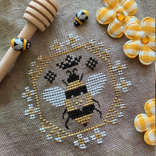 Quirky Quaker Queen Bee - PDF Pattern - Garden Delights - Darling & Whimsy Designs