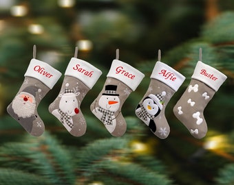 Luxe geborduurde gepersonaliseerde kerstkousen in zilver en wit met sneeuwpop, kerstman, rendier, pinguïn of botten huisdier kous