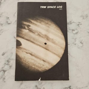 TRW Space Log 1973 - Skylab Sojoez Salyut Interkosmos ruimteprogrammaboekje