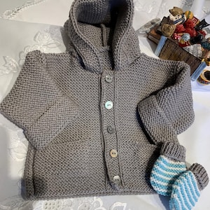 Handgestrickte Luxus Baby-Merino Jacke mit Kapuze für Größe 19ins / 48 cm 6 - 9 Monate bis 18 Pfund / 7,25 kg