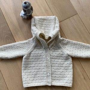 Luxus Stricken, Creme Merino Jungen Kapuzen Jacke / Pullover Größe 18ins / 45 cm 3-6 Monate bis zu 11.5 Pfund / 5.22kgs