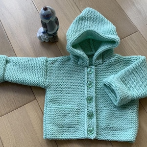 Hand gestrickte Unisex Mintgrüne Baby Kapuzen Merino Jacke für Größe 18ins / 45 cm 3-6 Monate bis 11.5 Pfund / 5kgs