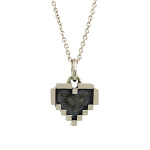 Pequeño colgante de corazón de píxeles de plata esterlina con cadena de plata, collar inspirado en la Leyenda de Zelda, dije de Nintendo