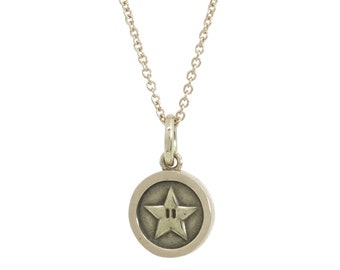 Pendentif pièce de monnaie Super Mario Bros en argent sterling avec chaîne, collier à breloque étoile inspiré de Nintendo - Trois tailles au choix!