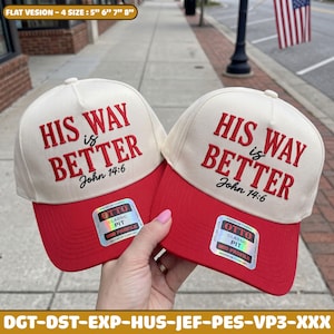 Puede incluir: Dos gorras de béisbol de color crema con viseras rojas, cada una con texto bordado en rojo que dice HIS WAY is BETTER y John 14:6. Cada gorra incluye una pegatina holográfica en la visera con la etiqueta OTTO CLASSIC PIT MID PROFILE.