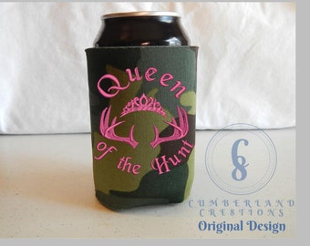 EXKLUSIV!  Queen of the Hunt Design Gestickter Dosenkühler, Dosenverpackung, Camouflage, Jagd, Hirschjagd, Geweih, personalisiert