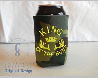 EXKLUSIV!  King of the Hunt Design Gestickter Dosenkühler, Dosenverpackung, Camouflage, Jagd, Hirschjagd, Geweih, personalisiert