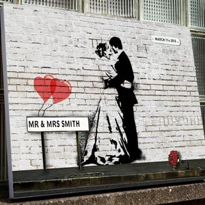 Impressão em tela de casal de casamento personalizado estilo Banksy. Personalize com o nome dos noivos e data do casamento
