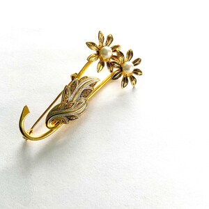 Vintage Toledo Damascene Style Gold Tone Faux Peal Floral Motif Brooch
