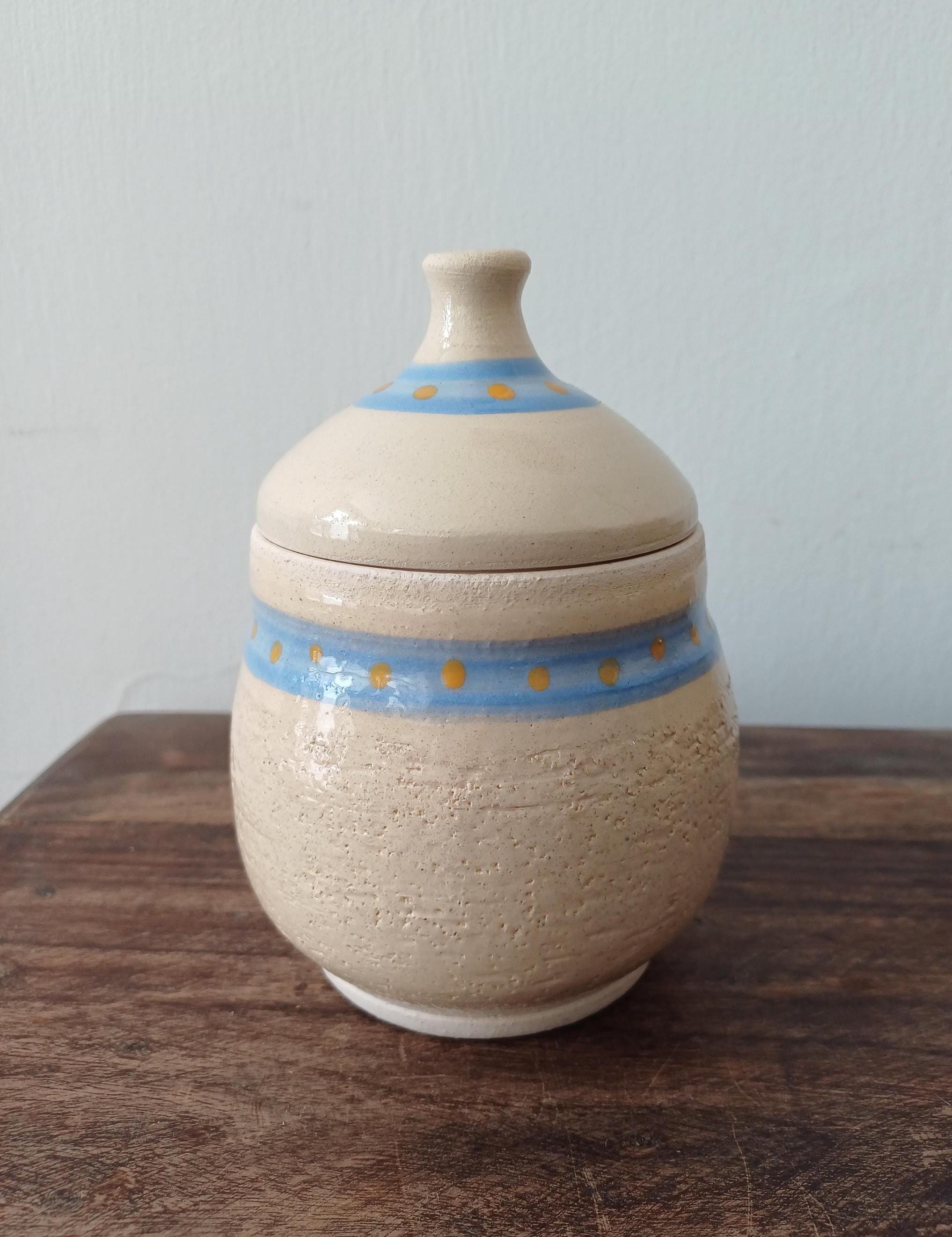 陶器の装飾が施された蓋付きの瓶。手描きの蓋が付いた陶器の箱